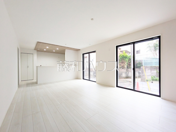 リビング　【富士見市渡戸１丁目】