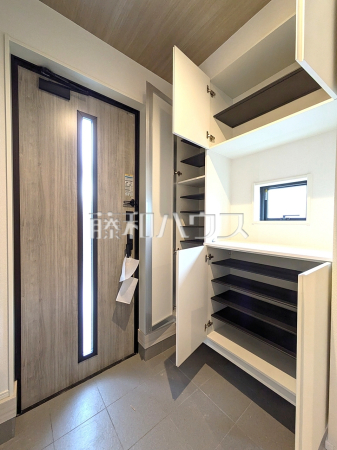 玄関　【富士見市渡戸１丁目】