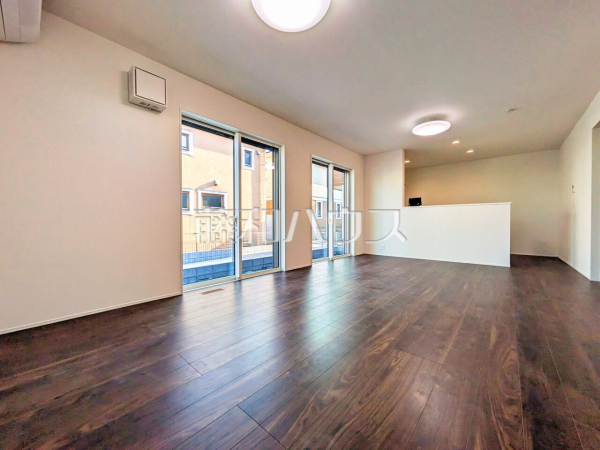 1号棟　リビング　【八王子市長房町】