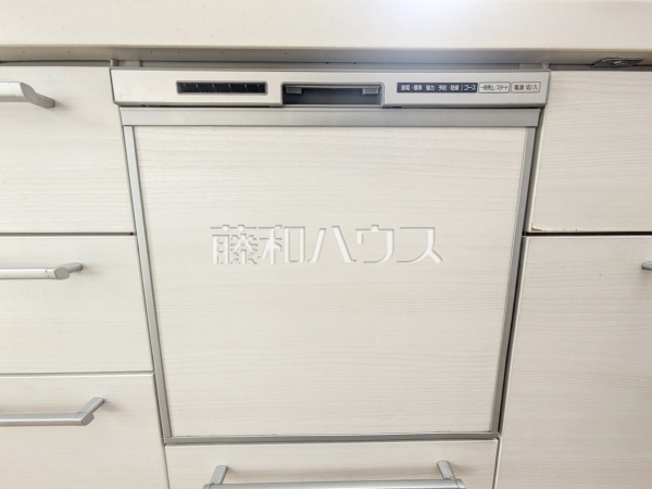 キッチンの食洗器　【東村山市本町３丁目】まとめ洗いができ、乾燥まで行ってくれる食器洗い乾燥機で食事の後片付けが楽になります。