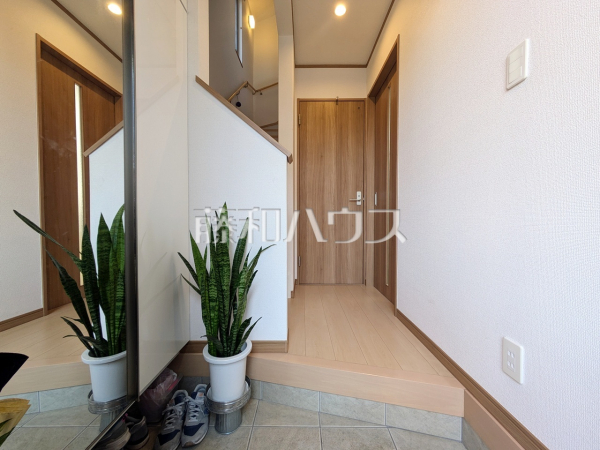 玄関内　【東村山市本町３丁目】「住まいの顔」とも言われ、家全体のイメージを左右する重要な玄関スペース。お気に入りのインテリア用品や小物などで素敵な空間を演出してください。