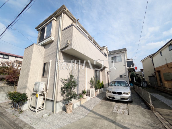 外観　【東村山市本町３丁目】
季節を問わず賑わいをみせる街を背景に広がる閑静な住宅エリア。天高い青空を見上げて建つ姿は、静かな住宅街に溶け込みながらやさしい香りを放つことでしょう。　