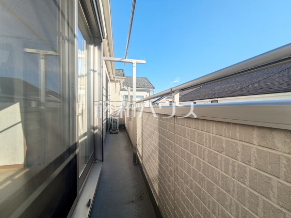 バルコニー　【東村山市本町３丁目】バルコニーは二部屋分の長さがあり、洗濯物やシーツ類など干すのに便利な広さです。また南向きのため日差しも行き届き、洗濯物もよく乾きます。