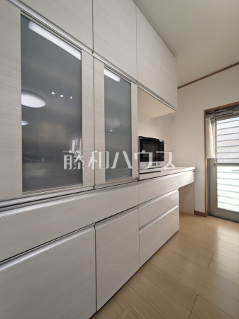 キッチンのカップボード　　【東村山市本町３丁目】大きな鍋類から小物類まで、さらに包丁や調味料まで収まる大容量のカップボード