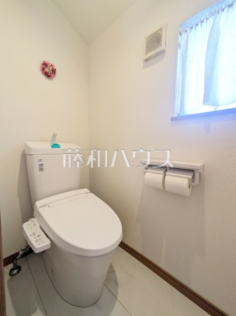トイレ　【東村山市本町３丁目】温水洗浄機能付きトイレで清潔にご使用いただけます。