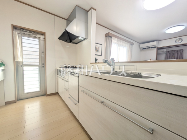 キッチン　【東村山市本町３丁目】勝手口からゴミ捨てが出来て、生ごみの臭いの対策にもなります