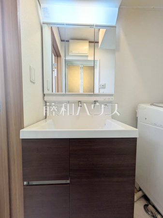 洗面室　【東村山市本町３丁目】三面鏡付きの洗面台。鏡の裏にも収納があり、歯ブラシや化粧品等もすっきり収納できます。