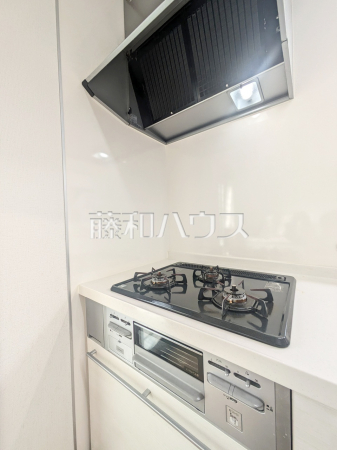 キッチンのレンジフード　【東村山市本町３丁目】お手入れのしやすいレンジフードは見た目もスッキリしていて、料理時の油煙やニオイを効率的に外に出せます。