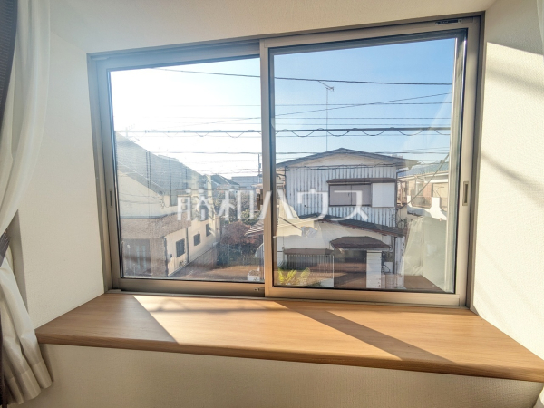 出窓　【東村山市本町３丁目】出窓があることにより空間に広がりが出ます。出窓にインテリアや植物を飾るのもいいですね。