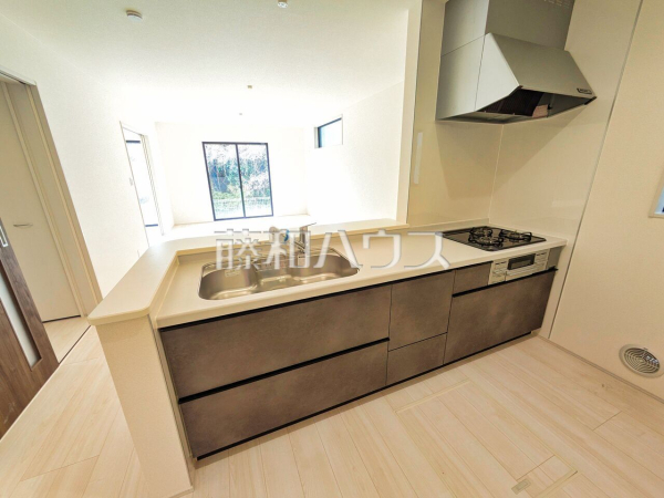 2号棟　 キッチンからリビング全体が見渡せ、目の離せない小さなお子様の様子を見ながら家事ができます 【所沢市大字山口】