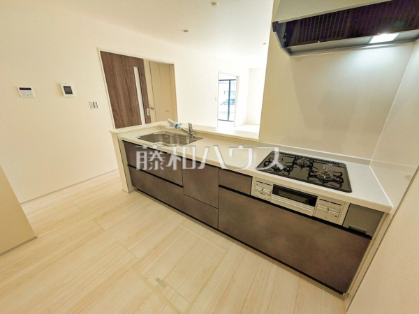 2号棟　 対面式のカウンターキッチンは、いつでもご家族を感じられる空間作りの重要ポイントになりそうです。 【所沢市大字山口】