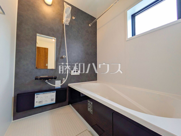 2号棟　 窓付き浴室はしっかり換気ができていつも清潔に、毎日のバスタイムが楽しみになります。 【所沢市大字山口】