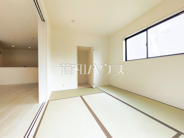 2号棟　 リビング横の和室はクッション性があり、怪我に繋がりにくい畳の上で遊ぶお子様を見守りながら家事ができます。 　【所沢市大字山口】