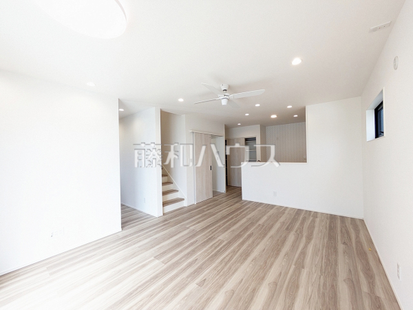 A号棟　リビング　【与那原町字与那原】