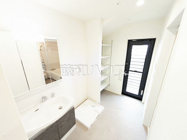 A号棟　洗面室　【与那原町字与那原】