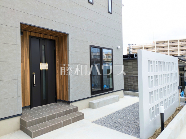 A号棟　玄関　【与那原町字与那原】