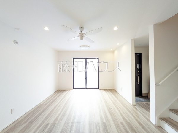 B号棟　リビング　【与那原町字与那原】