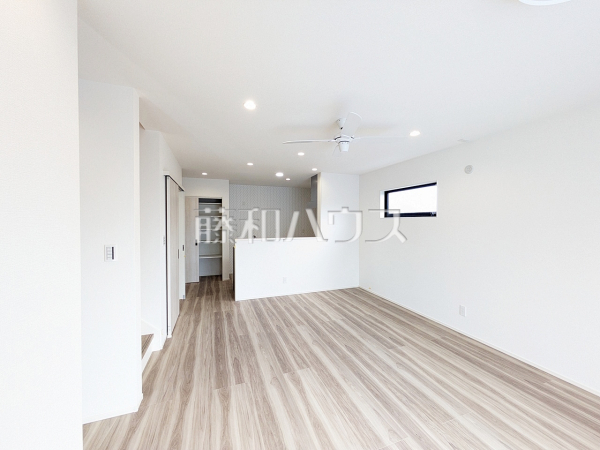 B号棟　リビング　【与那原町字与那原】