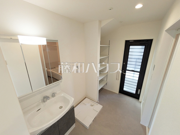 B号棟　洗面室　【与那原町字与那原】