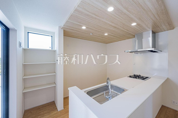 1号棟　キッチン/使いやすくスタイリッシュなシステムキッチンには、毎日お使いになる方の視点が存分に活かされています。　【読谷村字伊良皆】