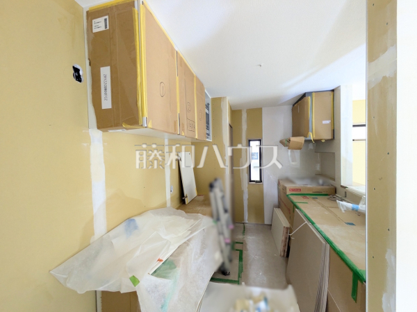 2号棟　キッチン（施工中）　【那覇市仲井真】