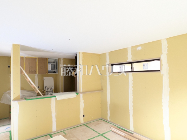 2号棟　リビング・キッチン（施工中）　【那覇市仲井真】