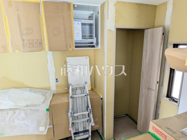 2号棟　キッチン横収納（施工中）　【那覇市仲井真】