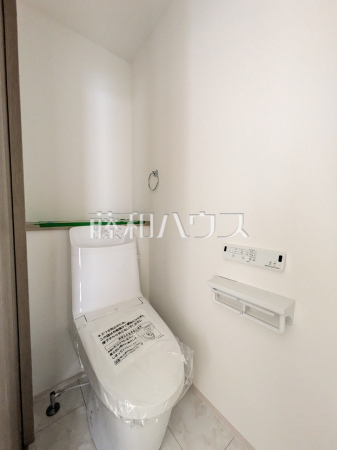 3号棟　トイレ（施工中）　【那覇市仲井真】