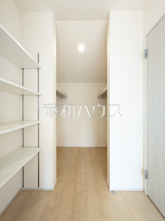 ウォークインクローゼット、可動棚　【武蔵村山市残堀１丁目】