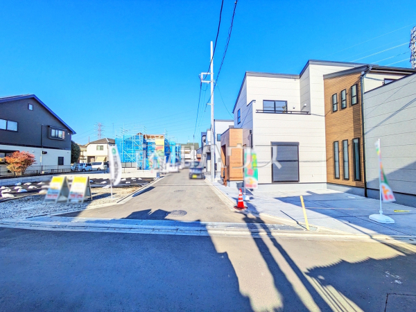 接道状況および現場風景　【武蔵村山市残堀１丁目】順調に工事が進んでいます。実際の街並みの様子が段々見えて参りました。ぜひ実際に現地をご見学下さいませ。　