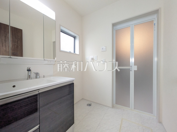 5号棟　洗面室　【武蔵村山市残堀１丁目】洗面室は、急いでいる朝でも二人で使える広さになっております。　