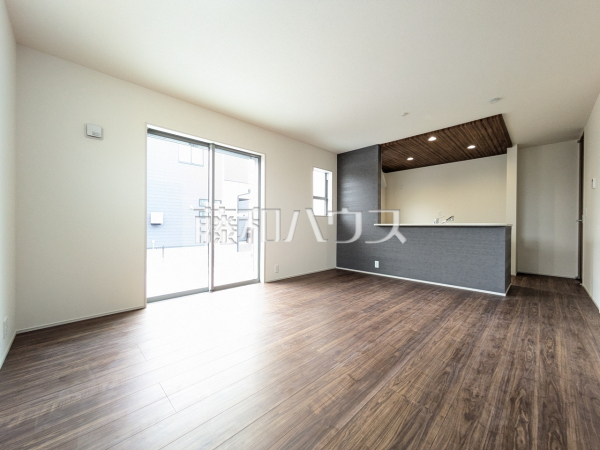 5号棟　リビング　【武蔵村山市残堀１丁目】家族が揃って食事できるゆとりある大きさのLDK約15帖　