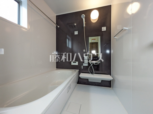 5号棟　浴室　【武蔵村山市残堀１丁目】落ち着いた色合いで疲れたからだを癒す、贅沢なくつろぎ空間です。　