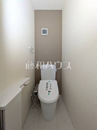 5号棟　トイレ　【武蔵村山市残堀１丁目】アクセントクロスが落ち着いた空間を演出しています。