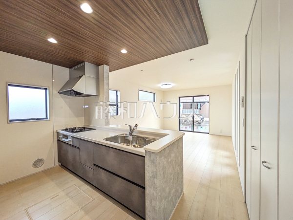 8号棟　キッチン　【武蔵村山市残堀１丁目】ご家族の様子がわかり、会話も楽しめる対面式システムキッチン　