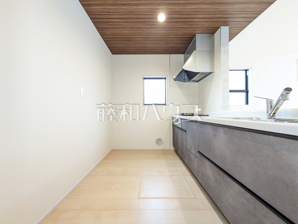 8号棟　キッチン　【武蔵村山市残堀１丁目】キッチンには窓があり換気しやすいですね　