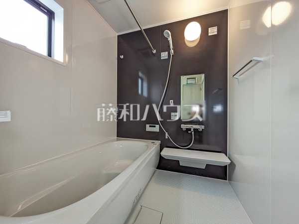 8号棟　浴室　【武蔵村山市残堀１丁目】窓付き浴室はしっかり換気ができていつも清潔に、毎日のバスタイムが楽しみになります。　