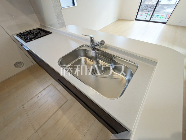 8号棟　キッチン　【武蔵村山市残堀１丁目】キッチンから見渡せるリビングダイニングで、お料理中も会話が弾みます　