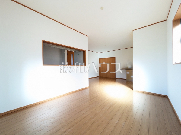 リビング　【新座市大和田４丁目】