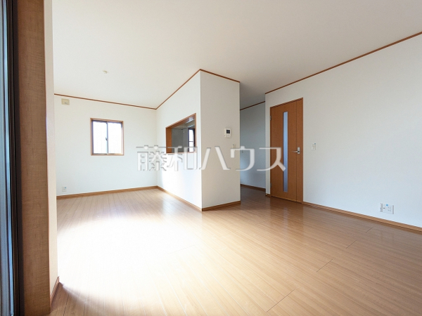 リビング　【新座市大和田４丁目】