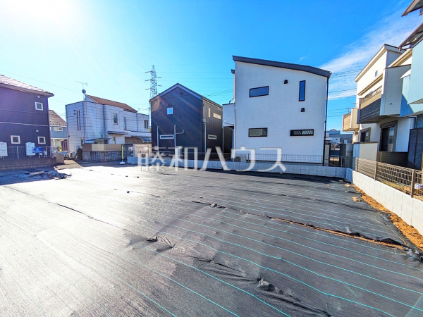 《B号棟　現地写真》 家族が揃って食事できるゆとりある大きさのLDK約19.5帖を設計 　【狛江市西野川２丁目】　【狛江市西野川２丁目】