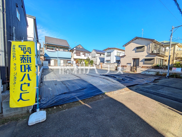 《B号棟　現地写真》広々としたルーフバルコニーを設計♪イスとテーブルを並べれば、プライベートなカフェスペースとなります。お天気の良い日には優雅なティータイムが楽しめます。　【狛江市西野川２丁目】