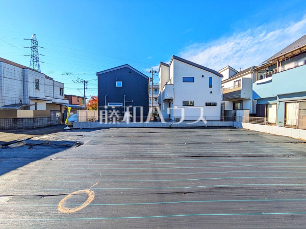 《B号棟　現地写真》周囲に高い建物のないエリアのため、空が大きく感じます。 【狛江市西野川２丁目】