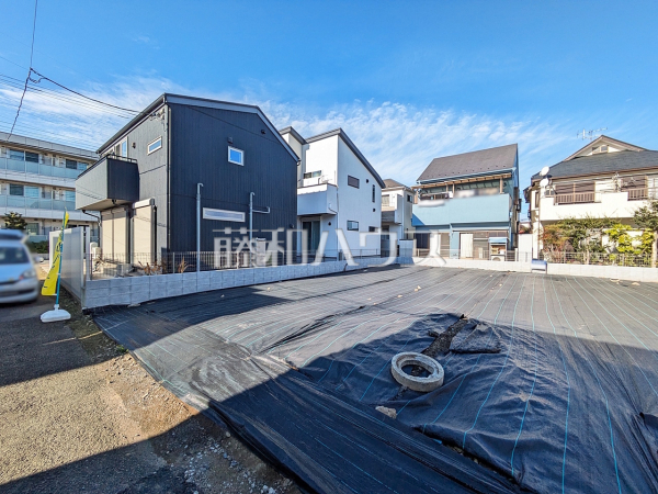 《B号棟　現地写真》建物のプレゼンをさせていただきますので、実際の完成イメージを思い描いていただくことができます。お気軽にお問合せ下さい。　【狛江市西野川２丁目】