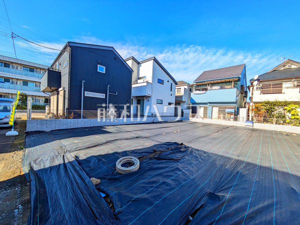 《B号棟　現地写真》各居室6帖以上の広さと2面採光により明るく開放的な空間です。 【狛江市西野川２丁目】