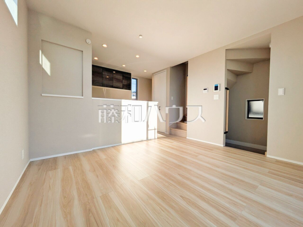 2階にリビングを設置することで道路や外からの視線が届きにくい、プライバシー性の高いリビングでゆっくりと寛ぐことができます。 　【東久留米市浅間町２丁目】