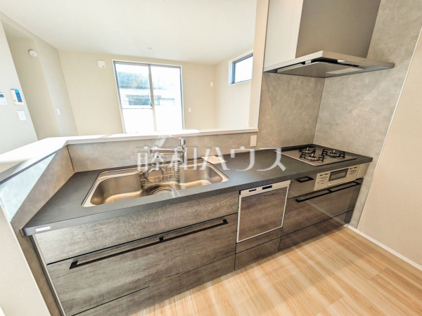  対面式のカウンターキッチンは、いつでもご家族を感じられる空間作りの重要ポイントになりそうです。 　【東久留米市浅間町２丁目】