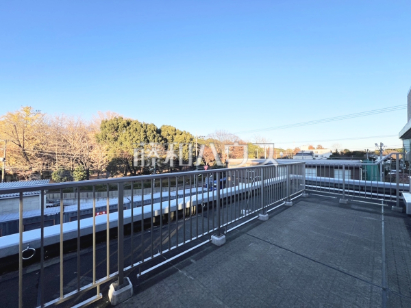 ≪ルーフバルコニ≫ 広々としたルーフバルコニーにイスとテーブルを並べれば、プライベートなカフェスペースとなります。お天気の良い日には優雅なティータイムが楽しめます。 　【ジェイシティ千歳烏山】