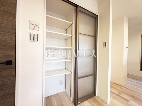 ≪リビング収納≫ リビングに併設された収納スペースには、お子様の本やおもちゃ、掃除機やちょっとした小物などがスッキリ収納できます。あったら便利なうれしい収納ですね！ 　【ジェイシティ千歳烏山】