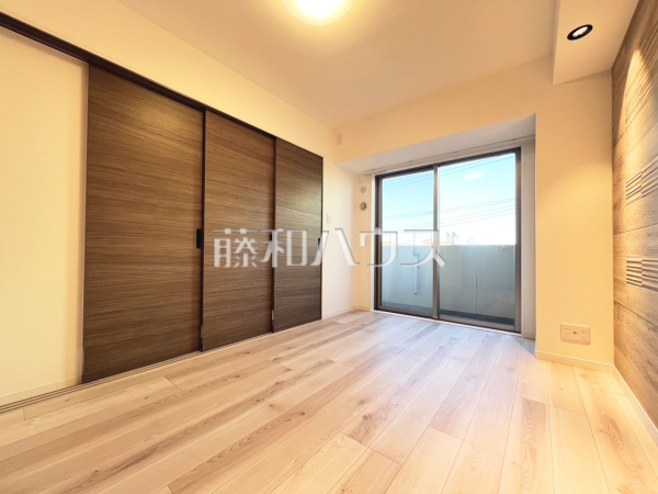 ≪居室≫木目が美しいウッディなフローリングの居室は、穏やかで心安らぐ空間となるでしょう。 　【ジェイシティ千歳烏山】